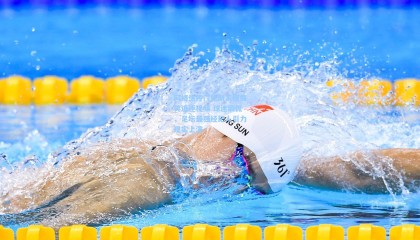 网络热传门德斯家族搞笑追逐视频 球迷调侃，足坛最强经纪人引力现实上演