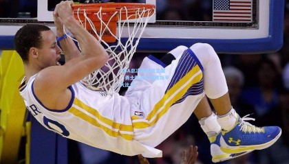 NBA总决赛激战正酣，勇士队逆转取胜扳平大比分